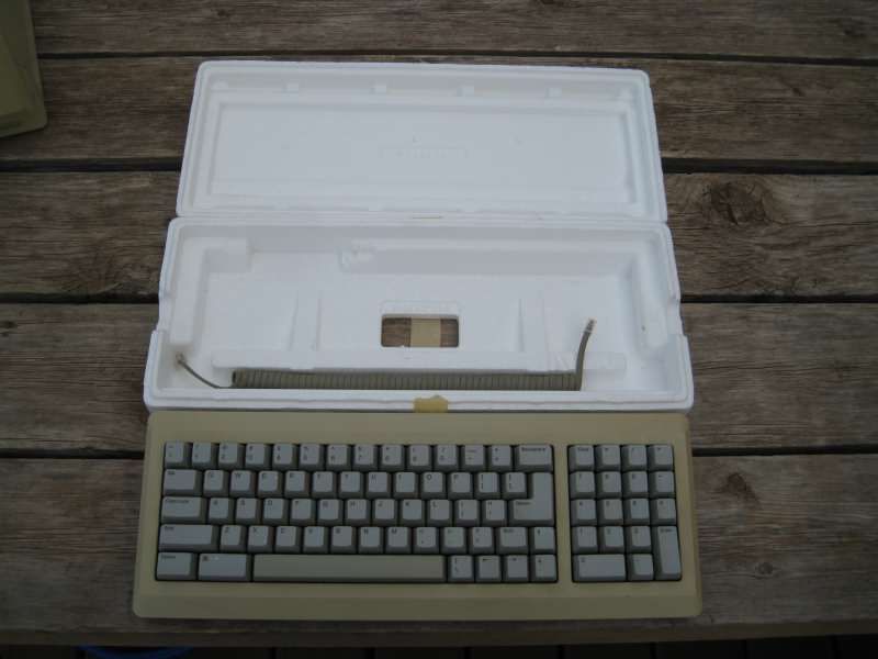 Just look at how nice the keyboard and styrofoam case is Thekeyboard 