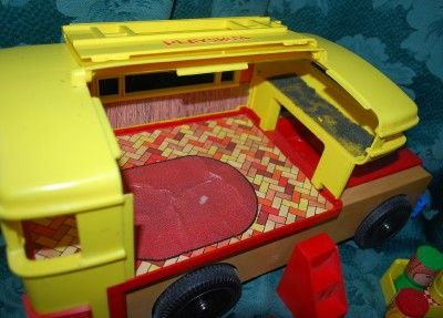 VINTAGE PLAYSKOOL LITTLE PEOPLE CAMPER and ACC 1972  