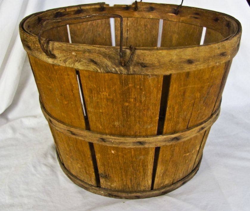 OLD VINTAGE ANTIQUE WOODEN 1/2 BUSHEL BASKET SPLINT WOOD BAIL HANDLES 