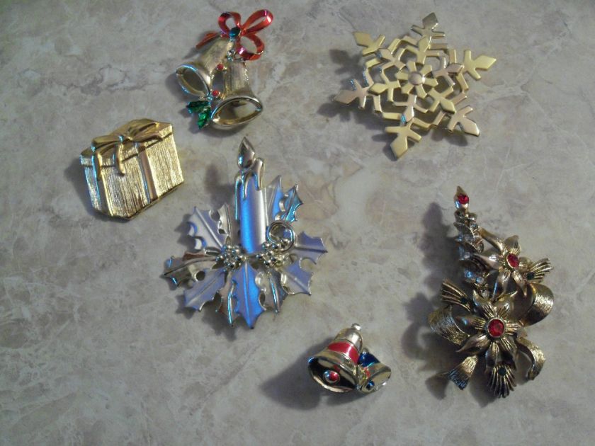 CHRISTMAS PINS LARGE LOT VINTAGE CHRISTMAS PINS BEATRIX  