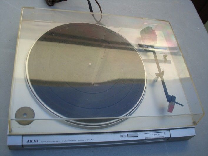 VINTAGE AKAI SEMI AUTOMATIC TURNTABLE MODEL AP A1  