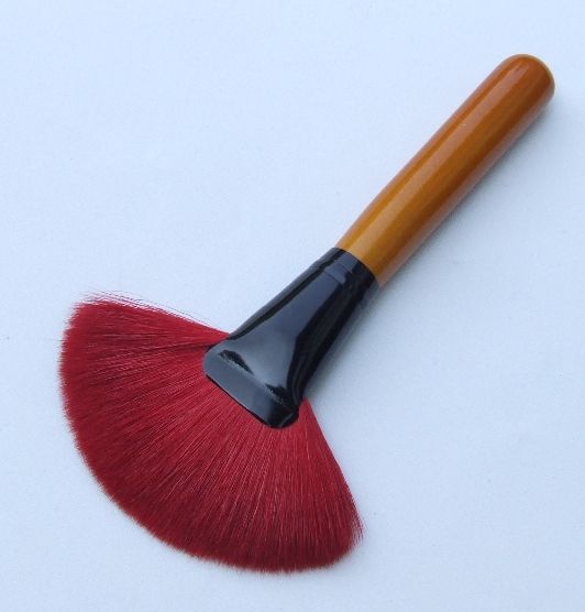Kabuki Fan makeup brush Soft with fine tips Blending Natura lhair RED 