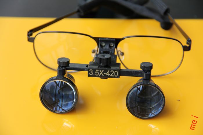 These Loupes have a working distance of 420mm and can Flip Up and Down 