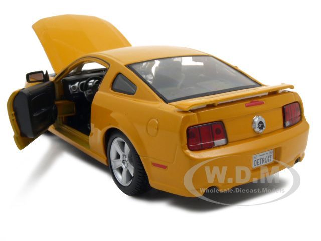 2006 FORD MUSTANG GT ORANGE 124 DIECAST CAR MODEL  