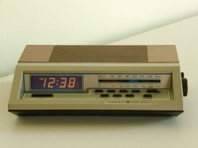Vtg 1980s GE General Electric digital display alarm clock radio 7 