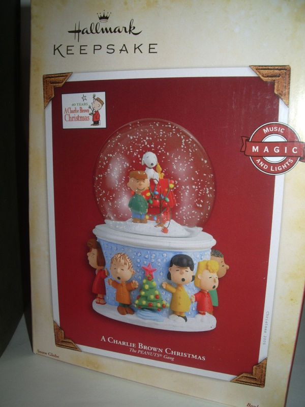 2005 Hallmark CHARLIE BROWN CHRISTMAS musical snowglobe  